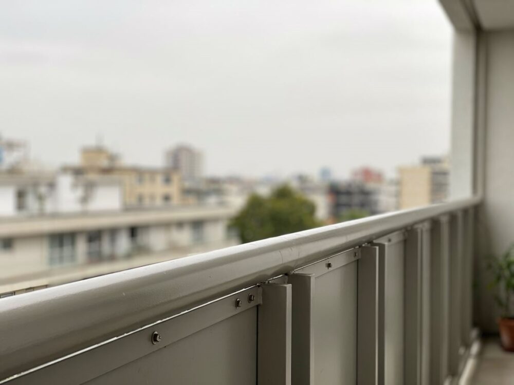 panel metalowy na balustradzie