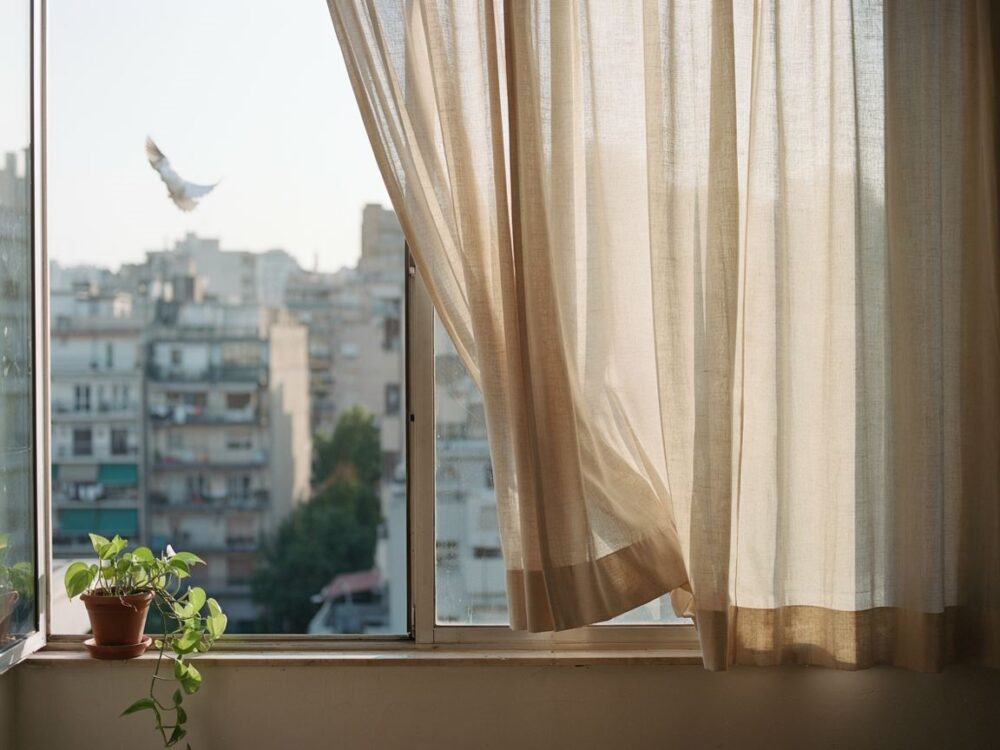 przytulny balkon z zasłonami