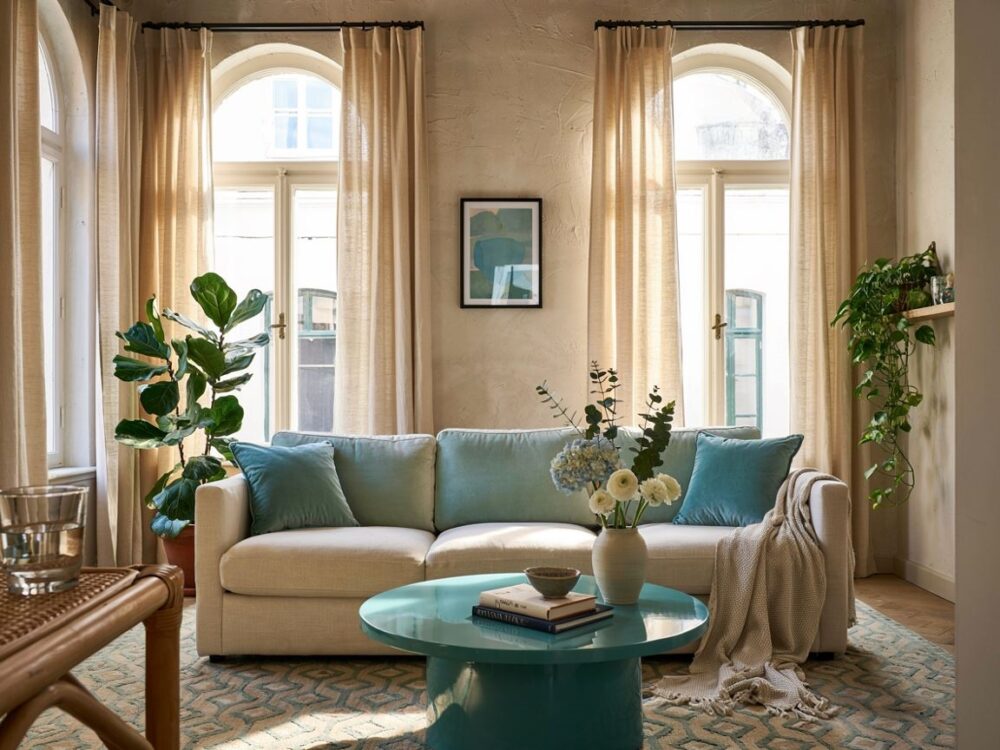 turkusowa sofa w salonie