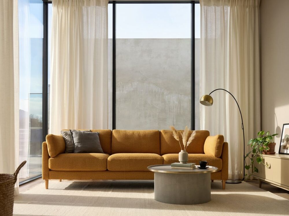 żółta sofa w salonie